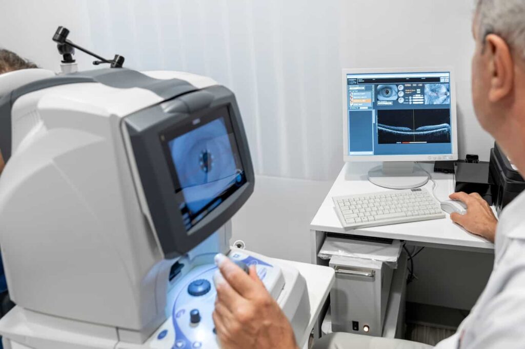 Oficina de Oftalmología con cámara de fundus 